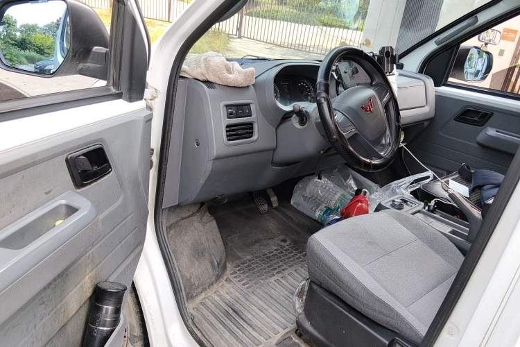 Used Wuling Yangguang 2024 300KM Comfort Version Passenger Van 75kW Driver Seat