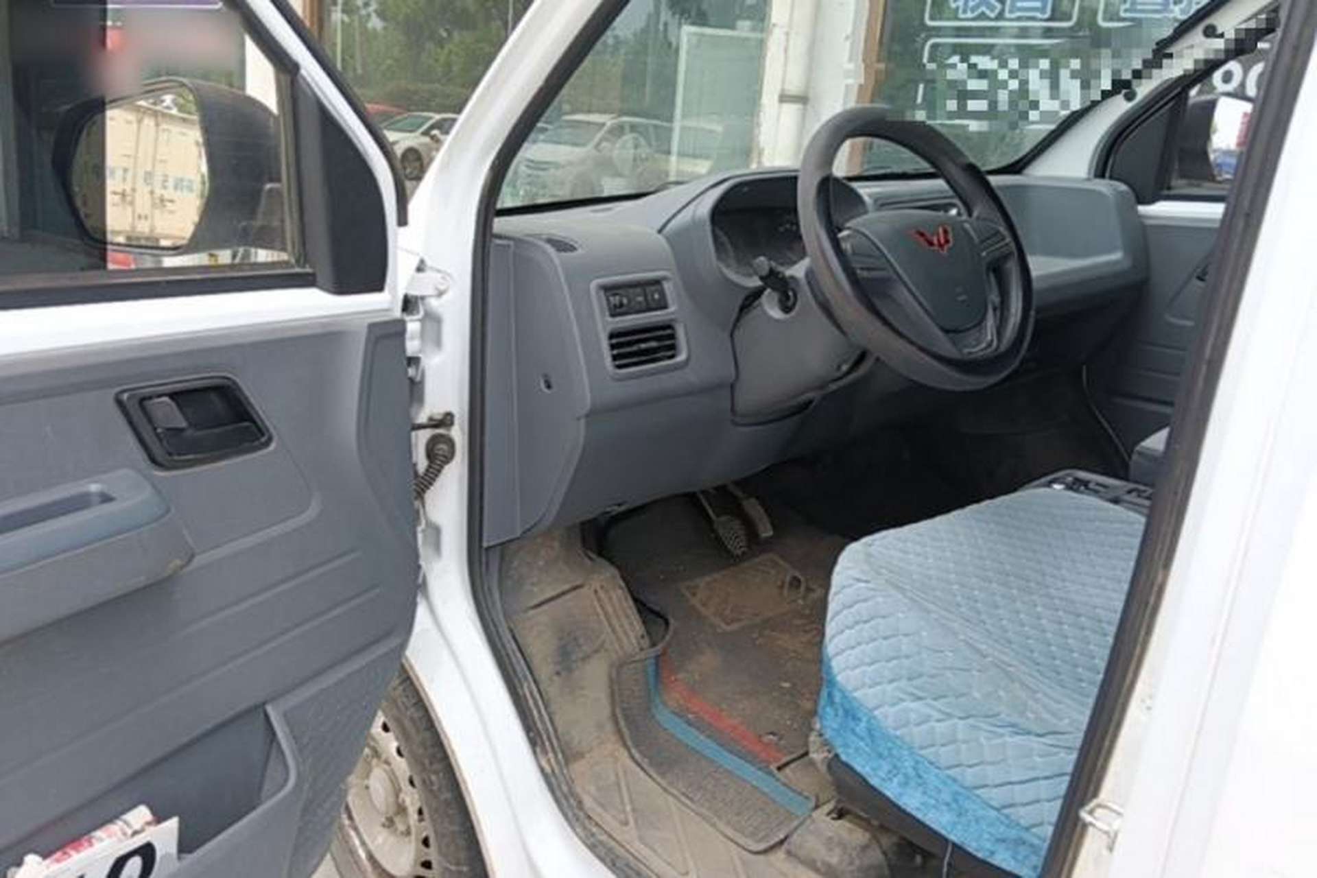 Used Wuling Yangguang 2024 300KM Comfort Version Passenger Van 75kW Driver Seat