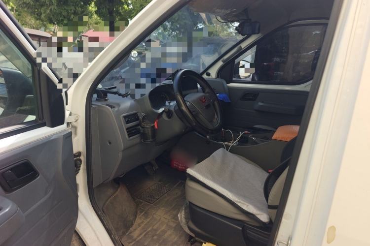 Used Wuling Yangguang 2024 300KM Comfort Version Passenger Van 75kW Driver Seat