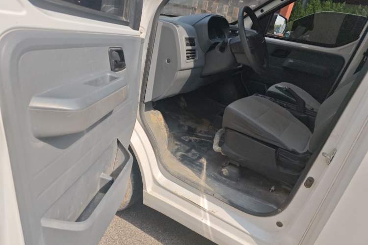 Used Wuling Yangguang 2024 300km Comfort-Grade Passenger Van 60kW Driver Seat