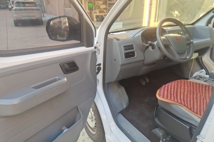 Used Wuling Yangguang 2024 300KM Comfort Version Passenger Van 75kW Driver Seat