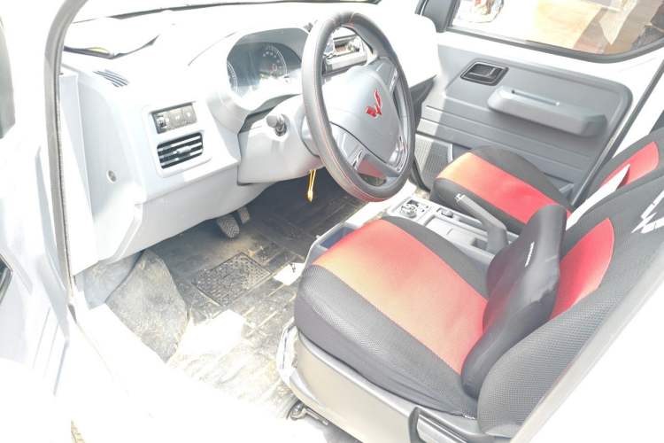 Used Wuling Yangguang 2024 300KM Comfort Version Passenger Van 75kW Driver Seat