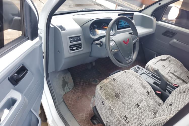 Used Wuling Yangguang 2024 300KM Comfort Version Passenger Van 75kW Driver Seat