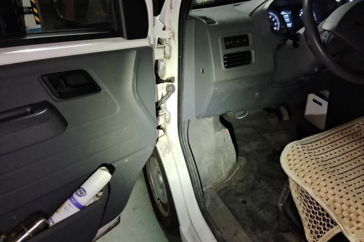 Used Wuling Yangguang 2024 300KM Comfort Version Passenger Van 75kW Driver Seat