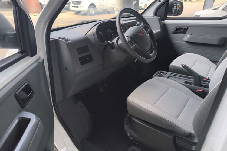 Used Wuling Yangguang 2024 300KM Comfort Version Passenger Van 75kW Driver Seat