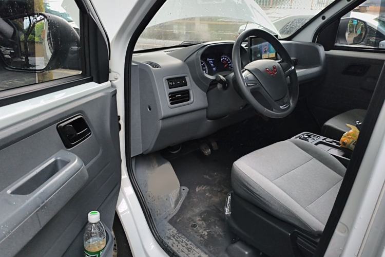 Used Wuling Yangguang 2024 300KM Comfort Version Passenger Van 75kW Driver Seat