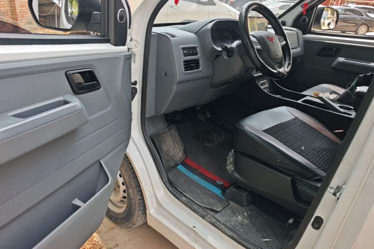 Used Wuling Yangguang 2024 300KM Comfort Version Passenger Van 75kW Driver Seat