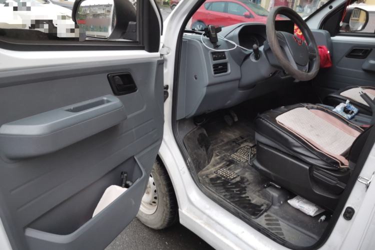 Used Wuling Yangguang 2024 300KM Comfort Version Passenger Van 75kW Driver Seat