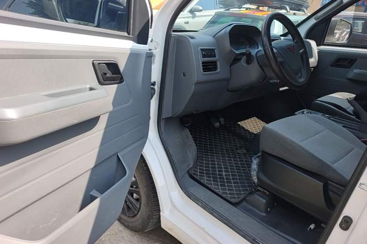Used Wuling Yangguang 2024 300KM Comfort Version Passenger Van 75kW Driver Seat