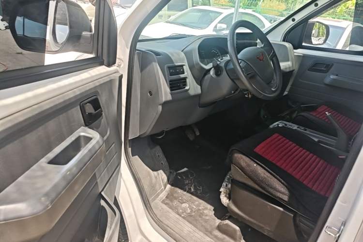 Used Wuling Yangguang 2024 300KM Comfort Version Passenger Van 75kW Driver Seat