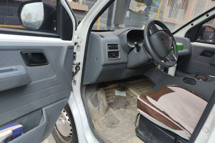 Used Wuling Yangguang 2024 300km Comfort-Grade Passenger Van 60kW Driver Seat
