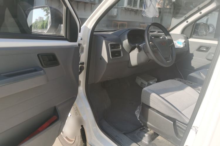 Used Wuling Yangguang 2024 300KM Comfort Version Passenger Van 75kW Driver Seat