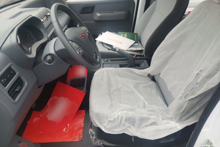 Used Wuling Yangguang 2024 300km Comfort-Grade Passenger Van 60kW Driver Seat