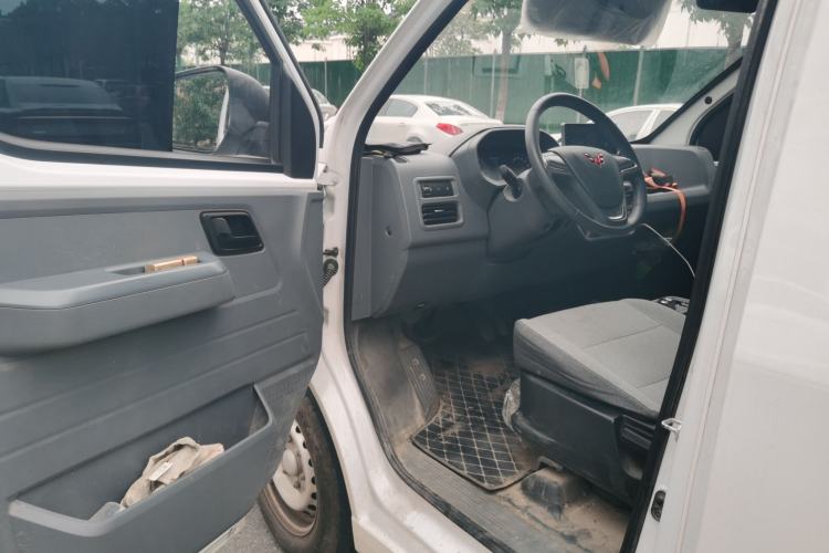 Used Wuling Yangguang 2024 300KM Comfort Version Passenger Van 75kW Driver Seat