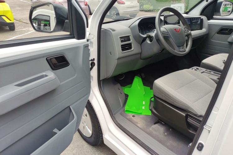 Used Wuling Yangguang 2024 300km Comfort Version with Sealed Windows 75kW Driver Seat