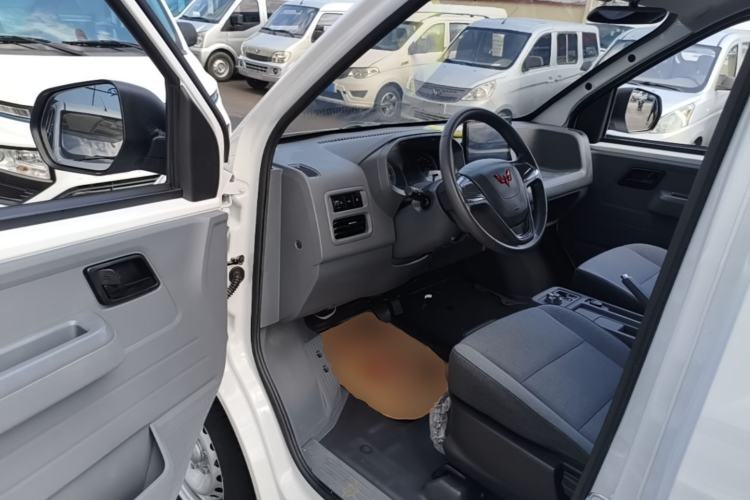 Used Wuling Yangguang 2024 300KM Comfort Version Passenger Van 75kW Driver Seat