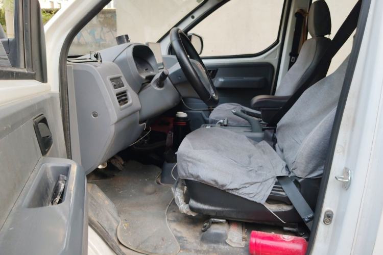 Used Wuling Yangguang 2024 300KM Comfort Version Passenger Van 75kW Driver Seat