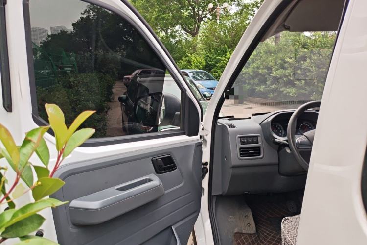 Used Wuling Yangguang 2024 300KM Comfort Version Passenger Van 75kW Driver Seat