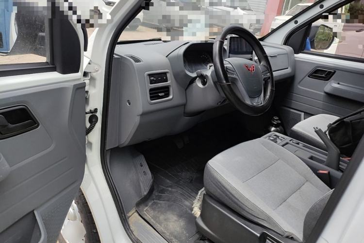 Used Wuling Yangguang 2024 300km Comfort-Grade Passenger Van 60kW Driver Seat