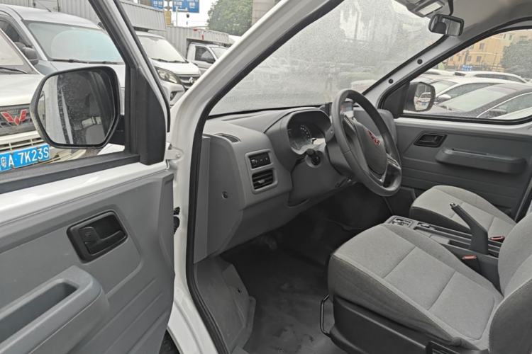 Used Wuling Yangguang 2024 300KM Comfort Version Passenger Van 75kW Driver Seat