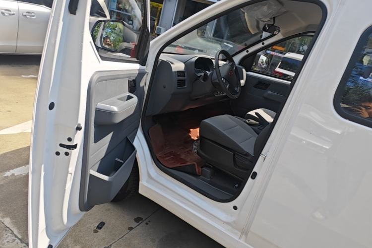 Used Wuling Yangguang 2024 300KM Comfort Version Passenger Van 75kW Driver Seat