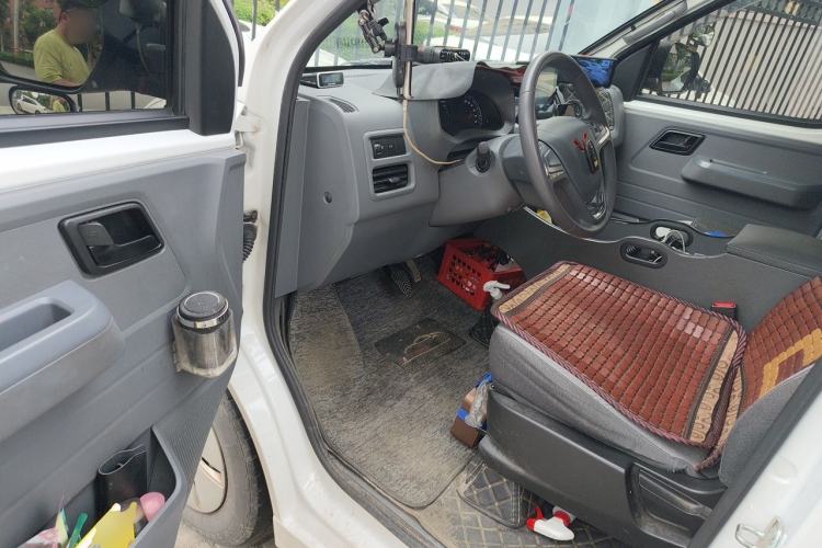 Used Wuling Yangguang 2024 300km Comfort Version with Sealed Windows 60kW Driver Seat