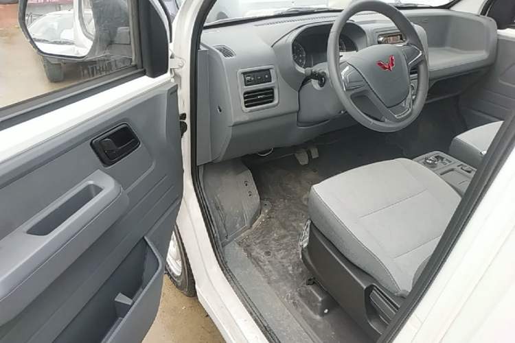 Used Wuling Yangguang 2024 300KM Comfort Version Passenger Van 75kW Driver Seat