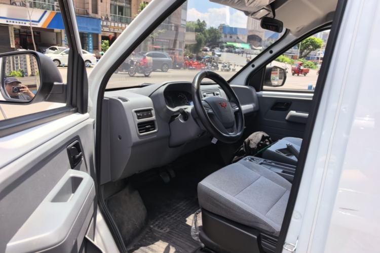 Used Wuling Yangguang 2024 300KM Comfort Version Passenger Van 75kW Driver Seat