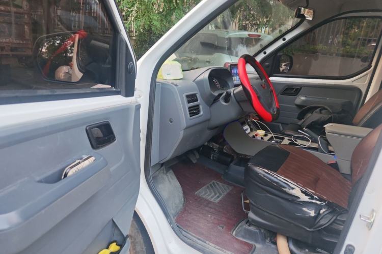 Used Wuling Yangguang 2024 300KM Comfort Version Passenger Van 75kW Driver Seat