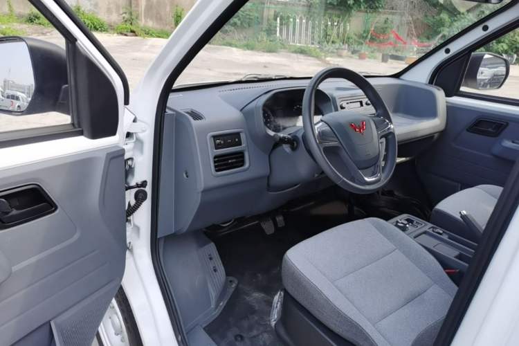 Used Wuling Yangguang 2024 300KM Comfort Version Passenger Van 75kW Driver Seat