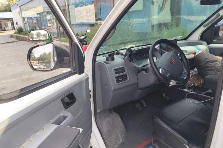 Used Wuling Yangguang 2024 300km Comfort-Grade Passenger Van 60kW Driver Seat