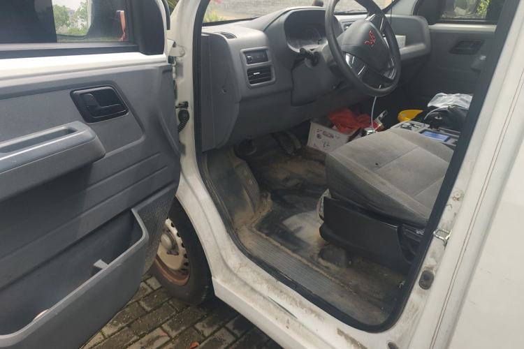 Used Wuling Yangguang 2024 300km Comfort-Grade Passenger Van 60kW Driver Seat