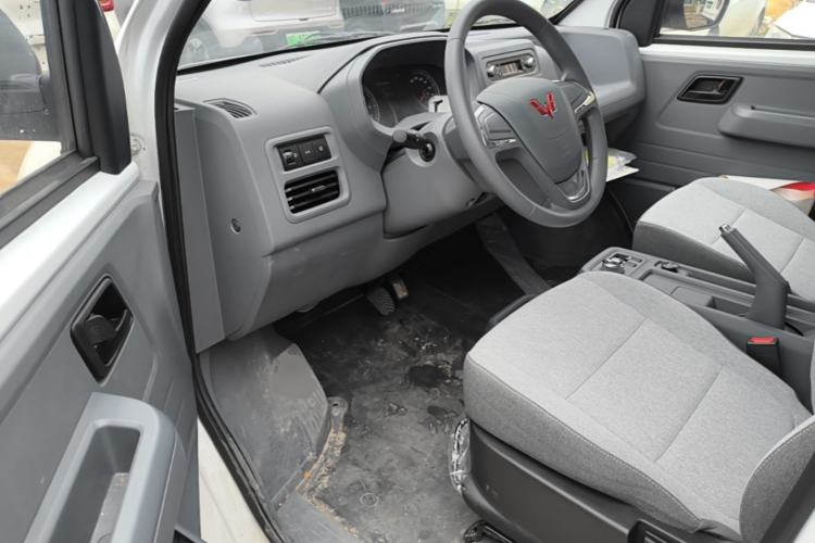 Used Wuling Yangguang 2024 300KM Comfort Version Passenger Van 75kW Driver Seat