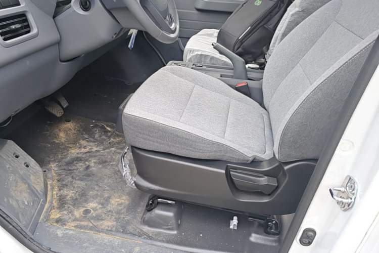 Used Wuling Yangguang 2024 300KM Comfort Version Passenger Van 75kW Driver Seat