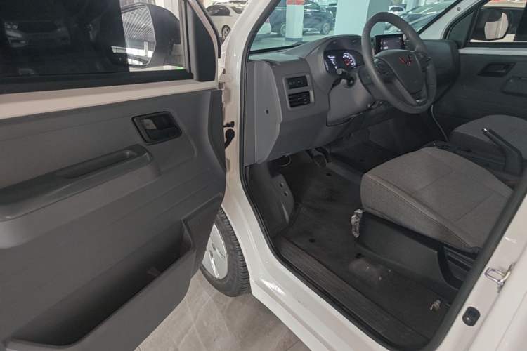 Used Wuling Yangguang 2024 300km Comfort Version with Sealed Windows 60kW Driver Seat
