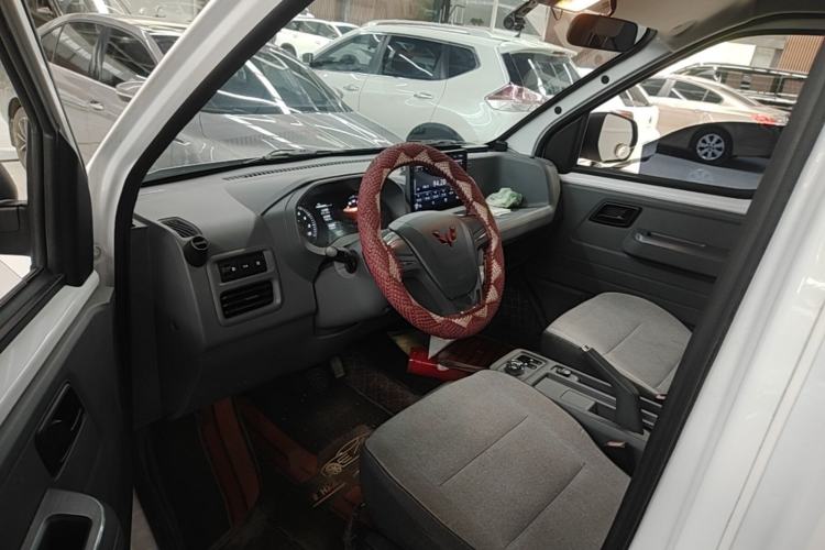 Used Wuling Yangguang 2024 300KM Comfort Version Passenger Van 75kW Driver Seat
