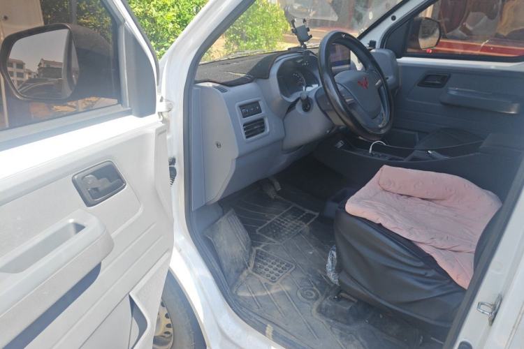Used Wuling Yangguang 2024 300km Comfort-Grade Passenger Van 60kW Driver Seat