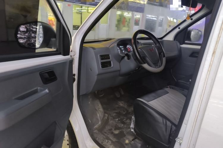 Used Wuling Yangguang 2024 300KM Comfort Version Passenger Van 75kW Driver Seat