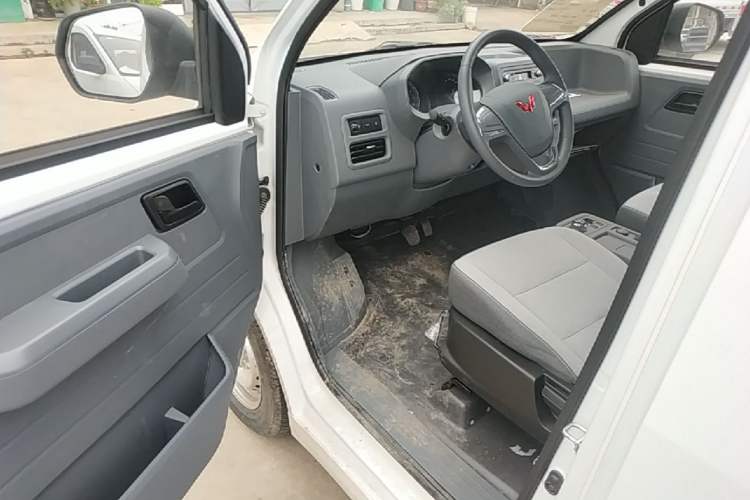 Used Wuling Yangguang 2024 300KM Comfort Version Passenger Van 75kW Driver Seat