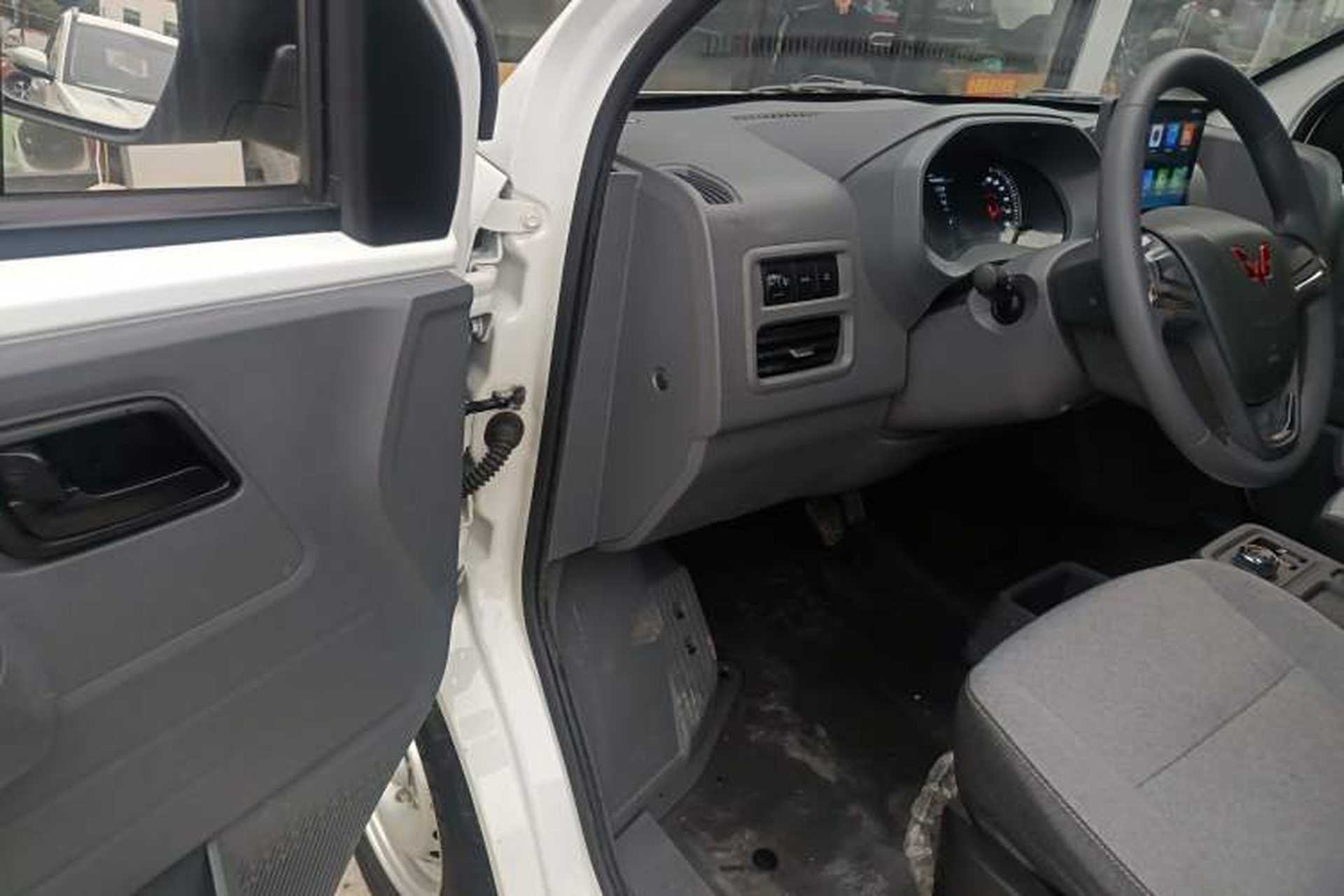 Used Wuling Yangguang 2024 300km Comfort-Grade Passenger Van 60kW Driver Seat