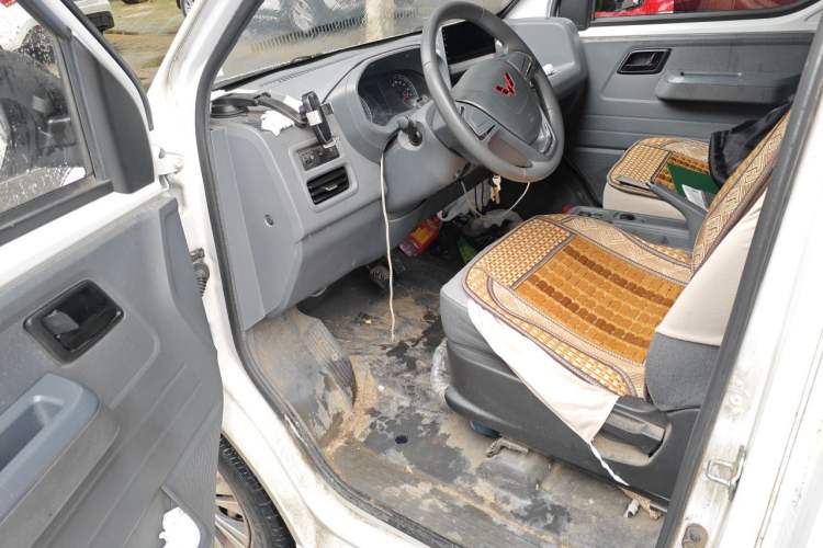 Used Wuling Yangguang 2024 300KM Comfort Version Passenger Van 75kW Driver Seat