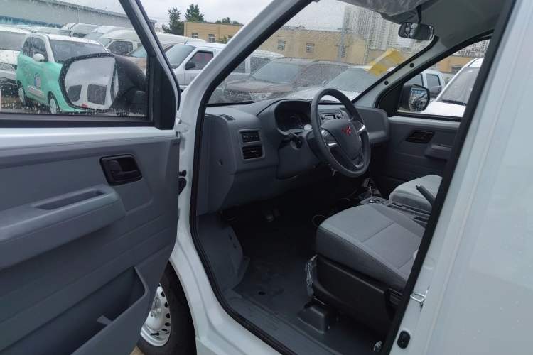 Used Wuling Yangguang 2024 300KM Comfort Version Passenger Van 75kW Driver Seat