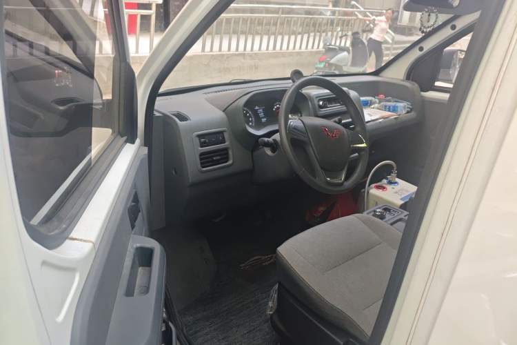 Used Wuling Yangguang 2024 300km Comfort-Grade Passenger Van 60kW Driver Seat