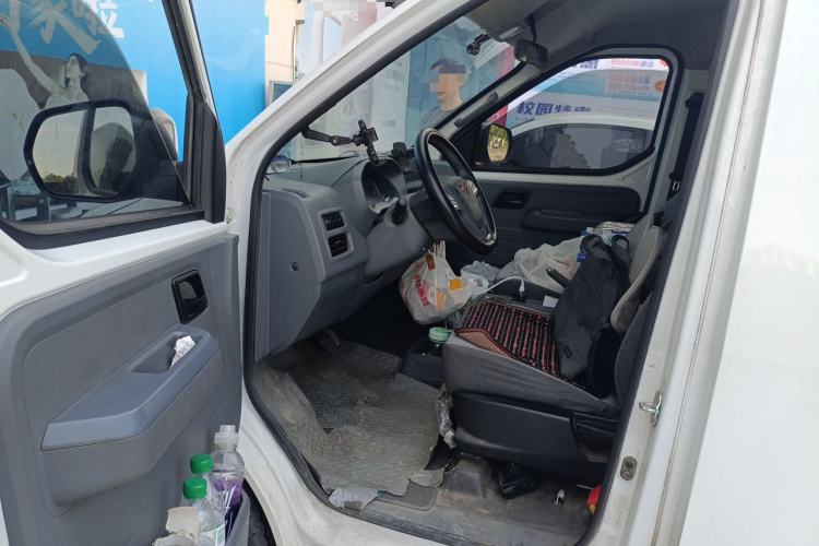 Used Wuling Yangguang 2024 300KM Comfort Version Passenger Van 75kW Driver Seat