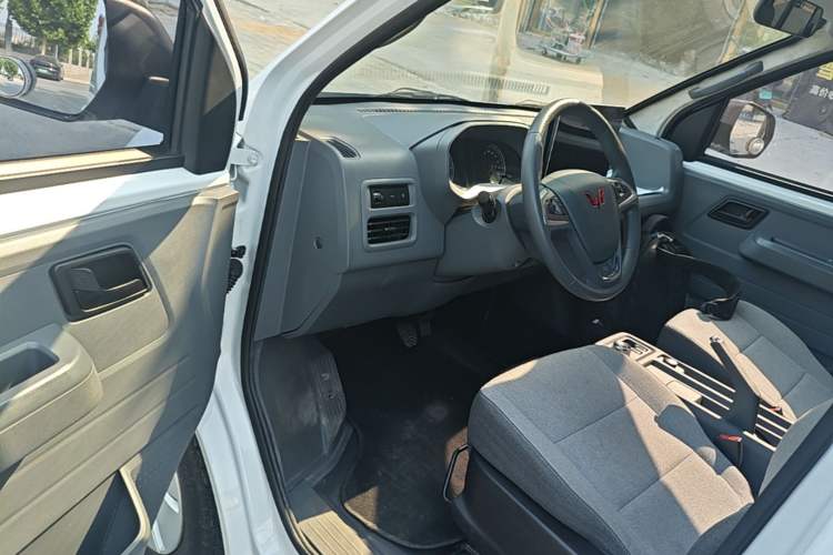 Used Wuling Yangguang 2024 300KM Comfort Version Passenger Van 75kW Driver Seat