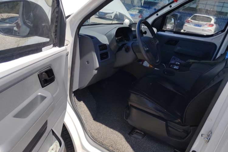 Used Wuling Yangguang 2024 300km Comfort-Grade Passenger Van 60kW Driver Seat