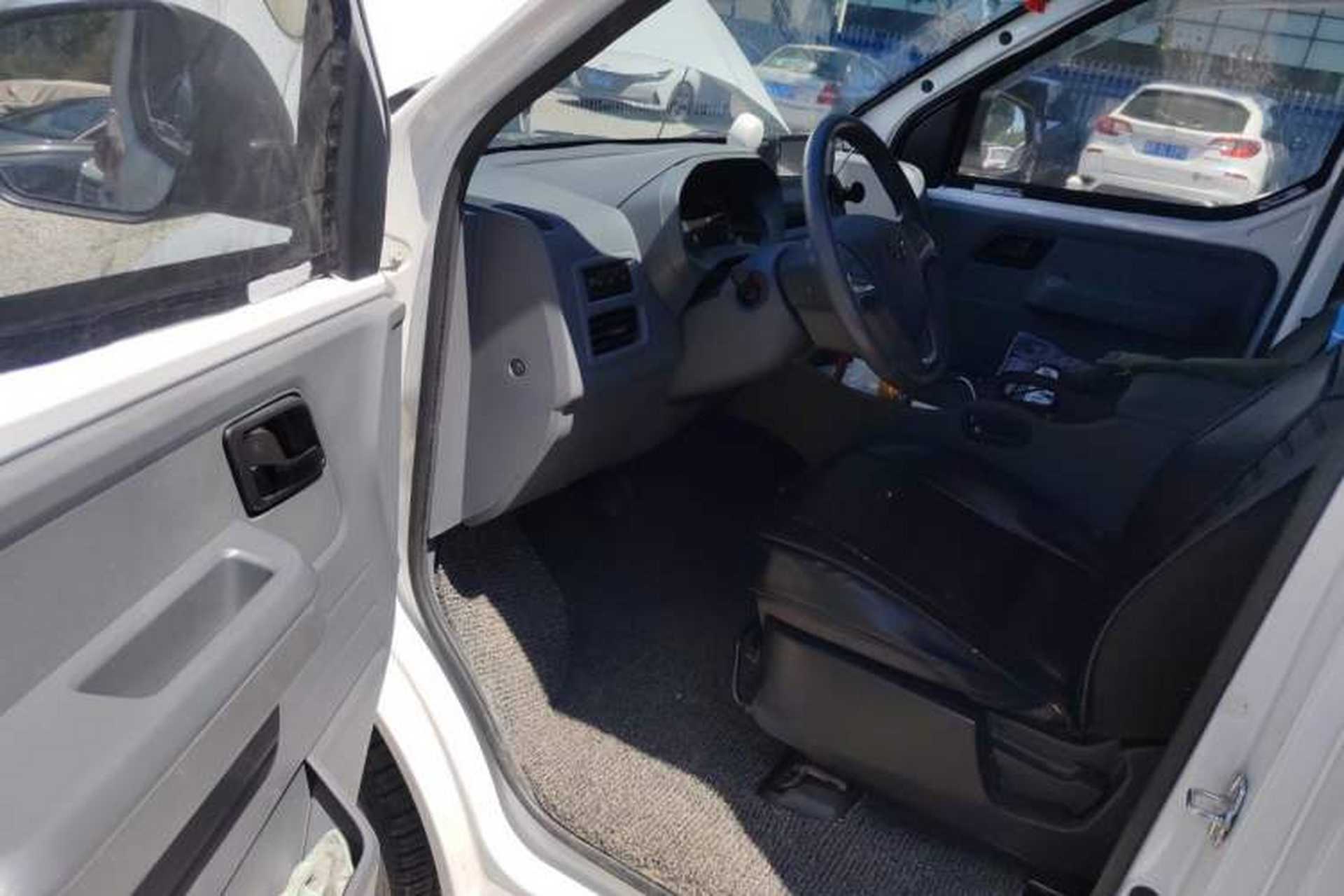 Used Wuling Yangguang 2024 300km Comfort-Grade Passenger Van 60kW Driver Seat