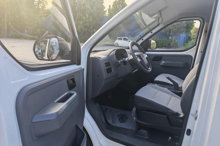 Used Wuling Yangguang 2024 300km Comfort-Grade Passenger Van 60kW Driver Seat