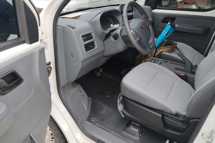 Used Wuling Yangguang 2024 300KM Comfort Version Passenger Van 75kW Driver Seat