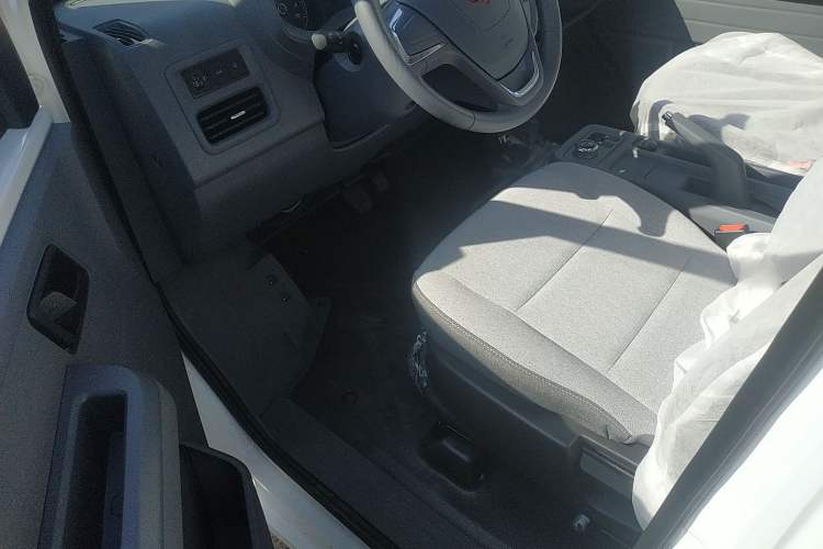 Used Wuling Yangguang 2024 300KM Comfort Version Passenger Van 75kW Driver Seat